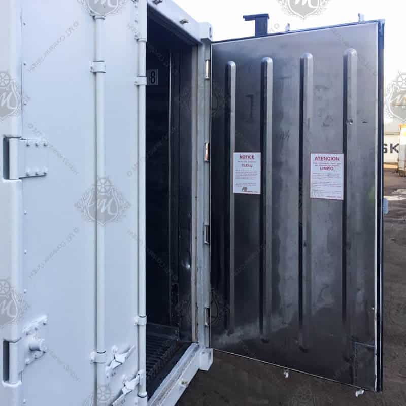 Interior de contenedor refrigerado Reefer de 20 pies con puertas abiertas, fabricado en acero inoxidable y aislamiento térmico, diseñado para almacenamiento y transporte de productos refrigerados y congelados, garantizando una cadena de frío segura y eficiente.