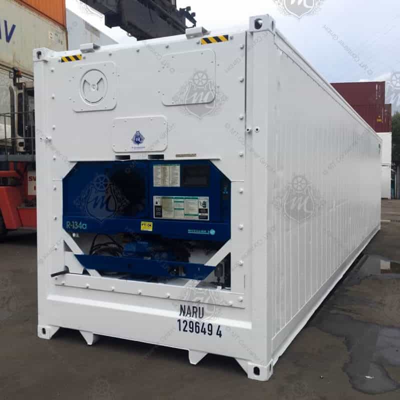 Contenedor refrigerado Reefer High Cube de 40 pies color blanco, fabricado en acero aislado, con unidad de refrigeración integrada visible, ideal para transporte y almacenamiento de productos refrigerados y congelados, ubicado en un patio logístico exterior.