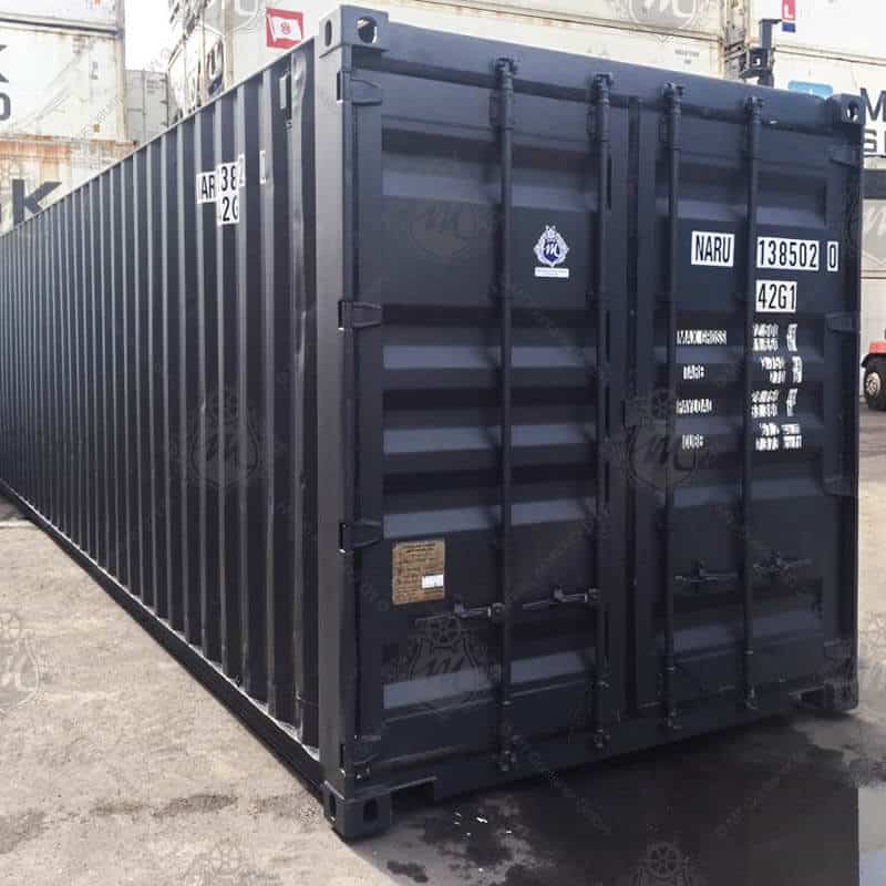 Contenedor de almacenamiento de 40 pies color negro, fabricado en acero resistente, ideal para almacenamiento industrial y logístico, con puertas dobles de seguridad, estructura robusta y ubicado en un patio logístico exterior.