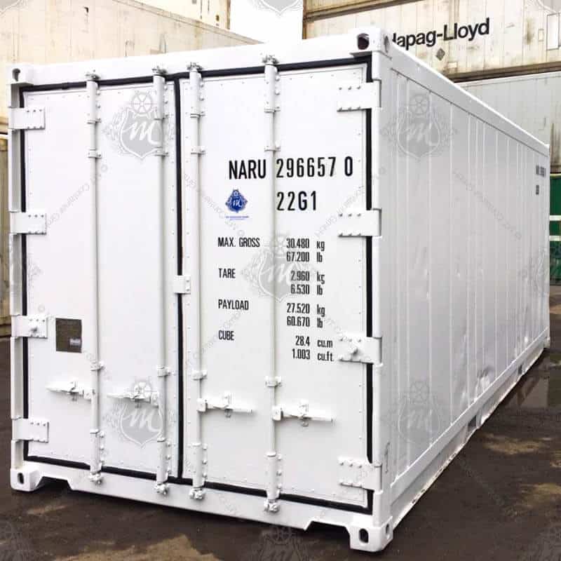 Contenedor aislado de 20 pies color blanco, fabricado en acero con aislamiento térmico, ideal para almacenamiento y transporte de mercancías sensibles a la temperatura sin refrigeración activa, con puertas dobles de seguridad y ubicado en un patio logístico exterior.