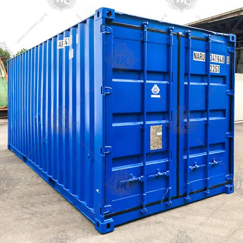 Contenedor de almacenamiento de 20 pies color azul, fabricado en acero resistente, ideal para almacenamiento industrial y logístico, con puertas dobles de seguridad y ubicado en un patio exterior.