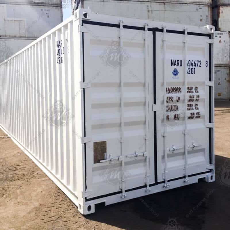 Contenedor de almacenamiento de 40 pies color blanco, fabricado en acero resistente, ideal para almacenamiento industrial y logístico, con puertas dobles de seguridad y ubicado en un patio exterior.