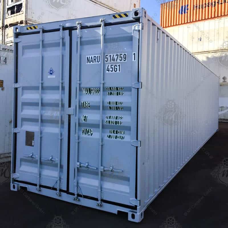 Contenedor marítimo High Cube de 40 pies color blanco, fabricado en acero resistente, ideal para transporte internacional y almacenamiento industrial, con mayor altura interior, puertas dobles de seguridad y ubicado en un patio logístico.