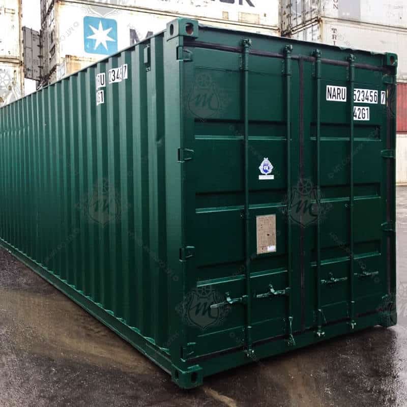 Contenedor marítimo estándar de 40 pies color verde, fabricado en acero resistente, ideal para transporte internacional y almacenamiento industrial, con puertas dobles de seguridad, ubicado en un patio logístico con otros contenedores.
