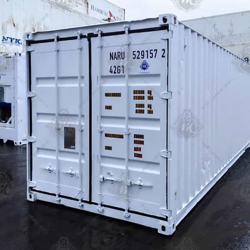 Contenedor marítimo estándar de 40 pies color blanco, fabricado en acero resistente, ideal para transporte internacional y almacenamiento industrial, con puertas dobles de seguridad, ubicado en un patio logístico.