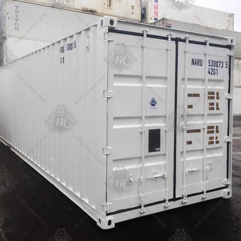 Contenedor marítimo estándar de 40 pies color blanco, fabricado en acero resistente, ideal para transporte internacional y almacenamiento industrial, con puertas dobles de seguridad, ubicado en un patio logístico.