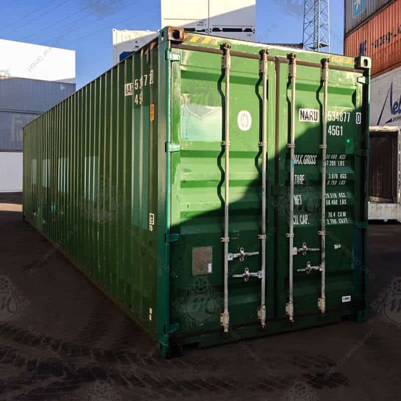 Contenedor marítimo estándar de 40 pies color verde, fabricado en acero resistente, ideal para transporte internacional y almacenamiento industrial, con puertas dobles de seguridad, ubicado en un patio logístico exterior.