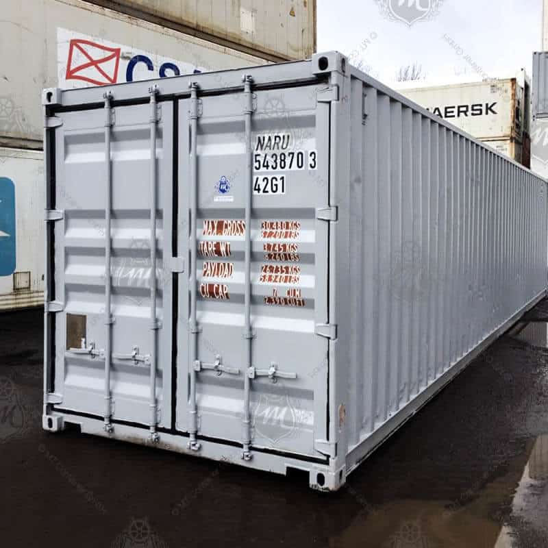 Contenedor marítimo estándar de 40 pies color blanco, fabricado en acero resistente, ideal para transporte internacional y almacenamiento industrial, con puertas dobles de seguridad, ubicado en un patio logístico con contenedores apilados al fondo.