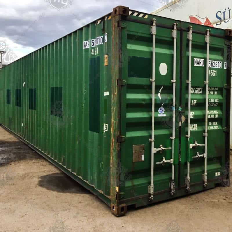 Contenedor de almacenamiento High Cube de 40 pies color verde, fabricado en acero resistente, ideal para uso industrial y logístico, con mayor altura interior, puertas dobles de seguridad y ubicado en un patio exterior.