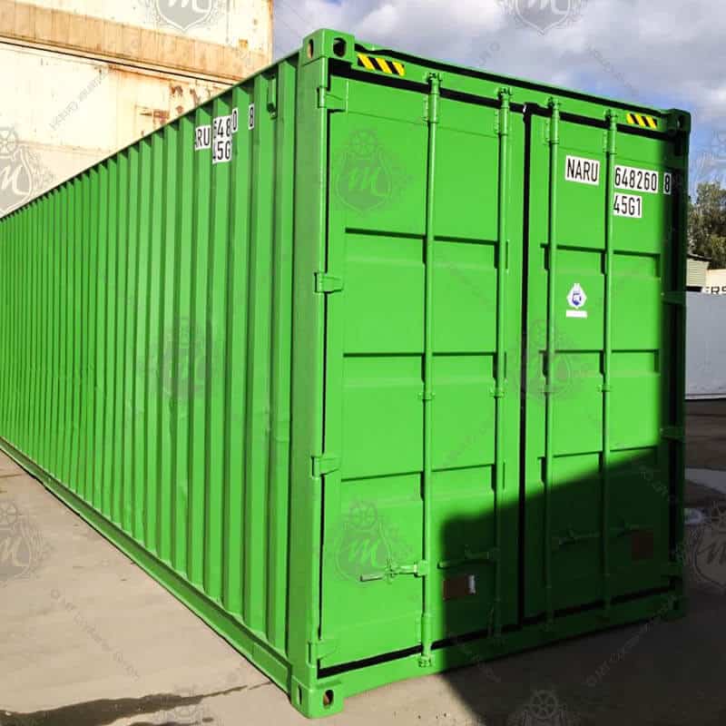 Contenedor de almacenamiento High Cube de 40 pies color verde, fabricado en acero resistente, ideal para almacenamiento industrial y logístico, con mayor altura interior, puertas dobles de seguridad y ubicado en un patio exterior.