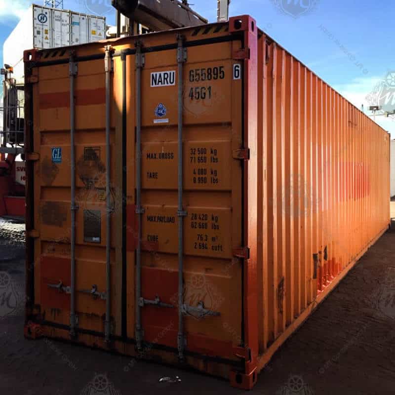 Contenedor de almacenamiento High Cube de 40 pies color naranja, fabricado en acero resistente, ideal para almacenamiento industrial y logístico, con mayor altura interior, puertas dobles de seguridad y ubicado en un patio exterior.